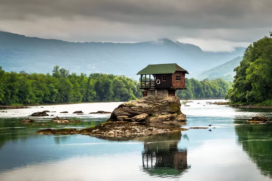 Rumah di atas batu di sungai Drina