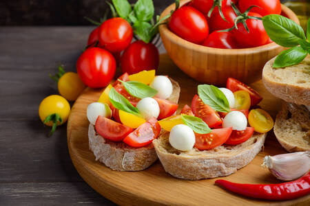Bruschetta tomatite ja mozzarellaga