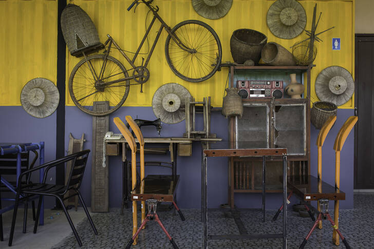 Vintagebutikk med retroartikler