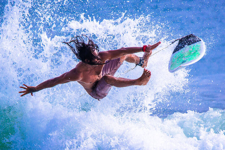 Surfer într-o săritură