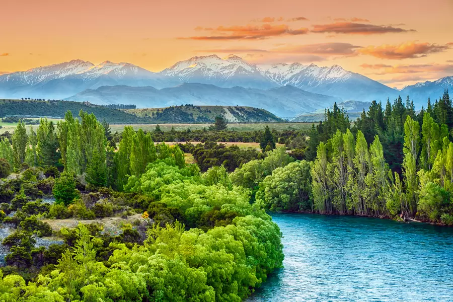 Coucher de soleil sur la rivière Kluta avec les Alpes du Sud en arrière-plan