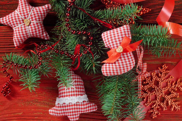 Juguetes en una rama de abeto