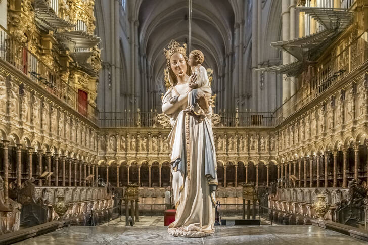 Statua della Vergine Maria con il Bambino Gesù
