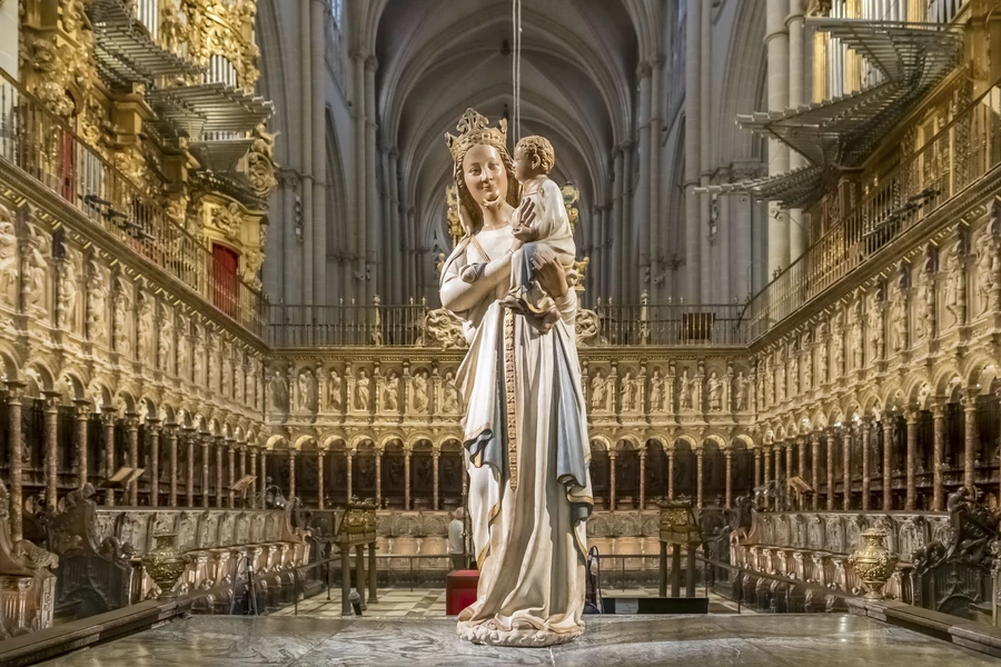 Posąg Najświętszej Marii Panny z Dzieciątkiem Jezus