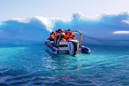 Лодка среди айсбергов