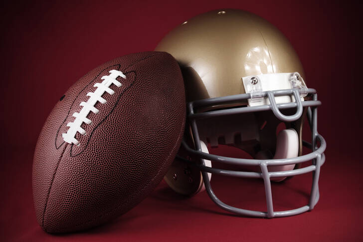American Football und Schutzhelm