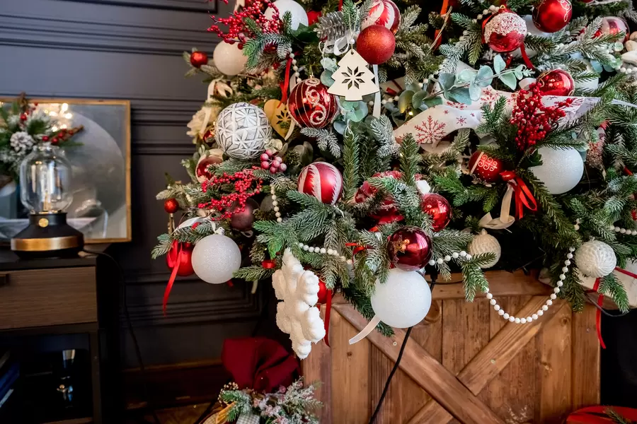Kerstboom in klassieke kleuren