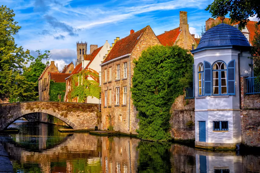 Rumah kuno di sepanjang kanal di Bruges