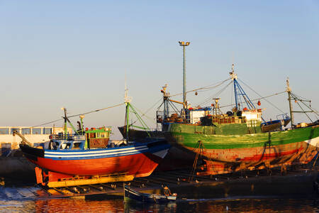 Perahu nelayan di pelabuhan Essaouira