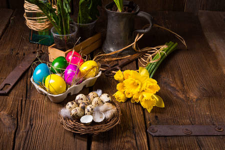 Huevos de Pascua en la mesa