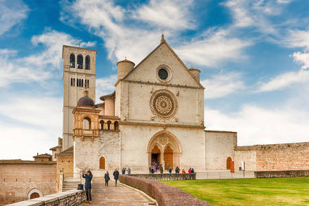 Pohľad na baziliku svätého Františka v Assisi