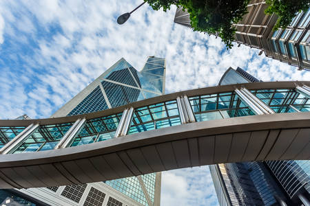 Üveghíd és Hong Kong felhőkarcolók