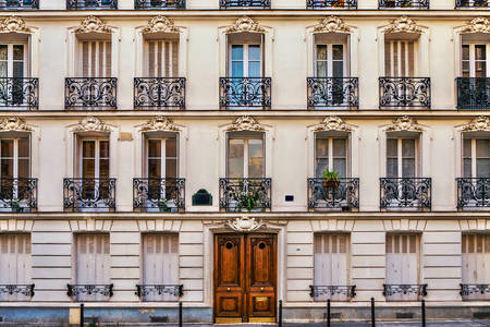 Fațada unei case vechi din Paris