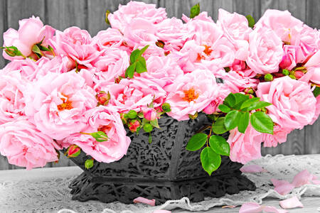 Розови рози на масата