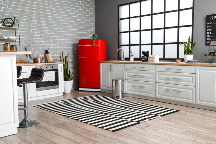Kücheninnenraum mit rotem Kühlschrank