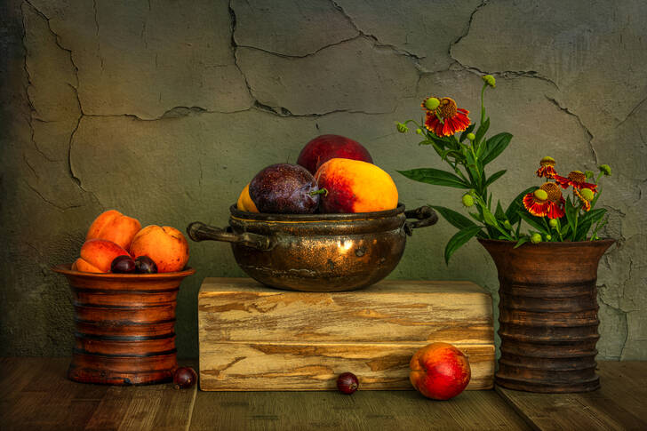 Frukter och blommor på bordet
