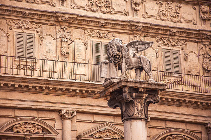 Skulptur av ett lejon på Piazza delle Erbe