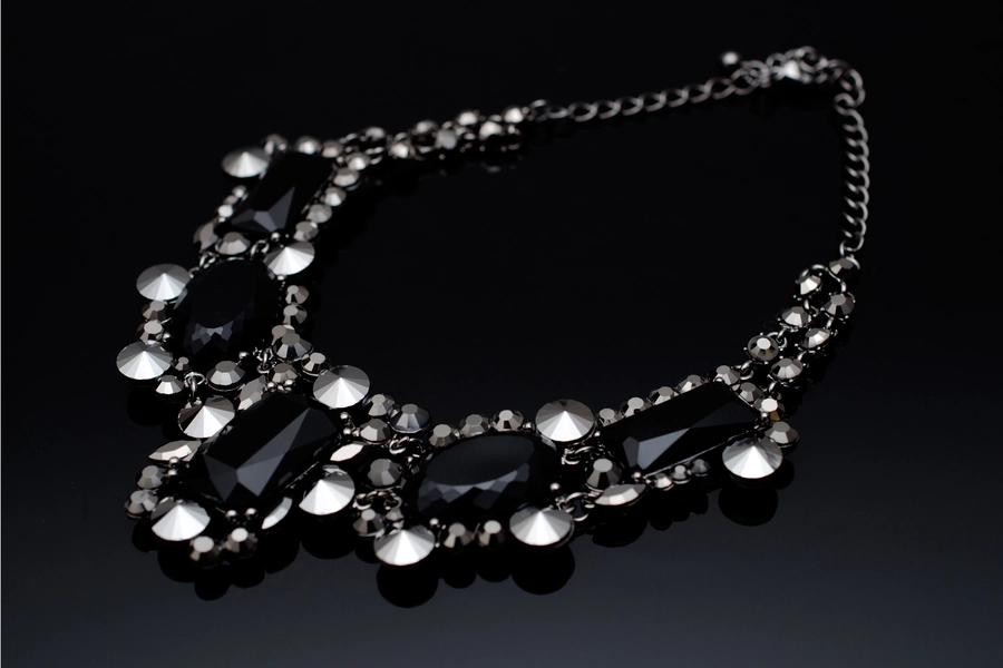 Ketting met zwarte stenen