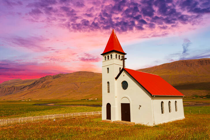 Isländische Kirche bei Sonnenuntergang