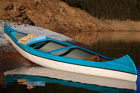 Canoa sulla riva del lago Belis