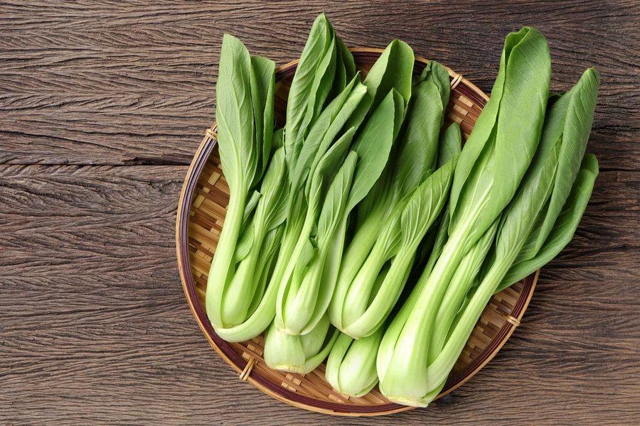 Bok choy di atas piring anyaman