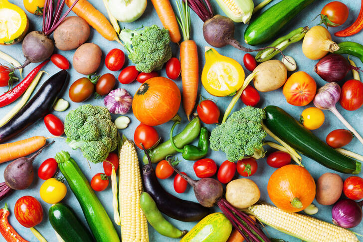 Разные овощи на столе