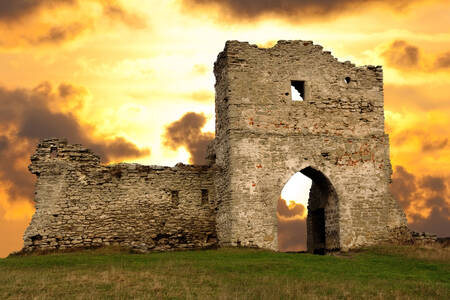 Puertas en ruinas del castillo de Kremenets