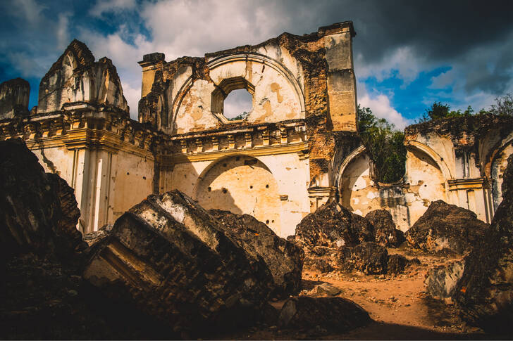 Ruinerna av ett kloster i Antigua Guatemala