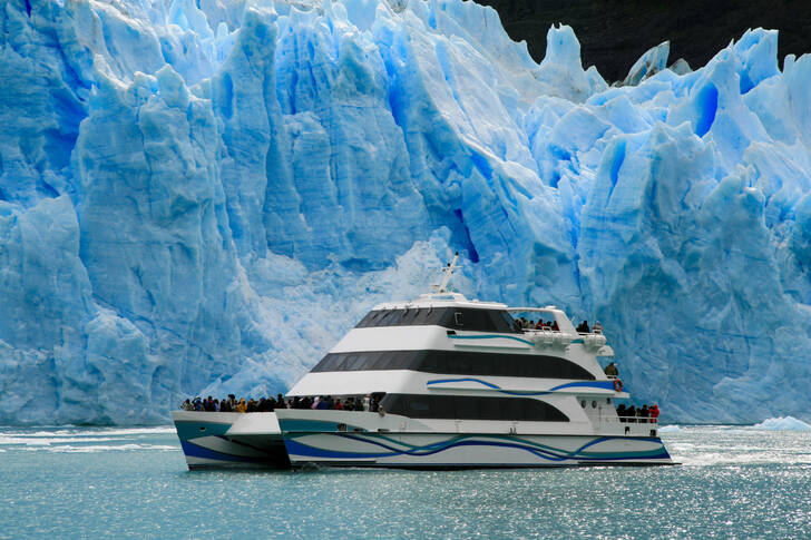 Perito Moreno Buzulu yakınında bir tekne