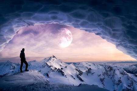 Homme dans une grotte de glace