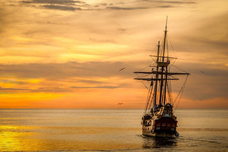 Zeilboot bij zonsondergang