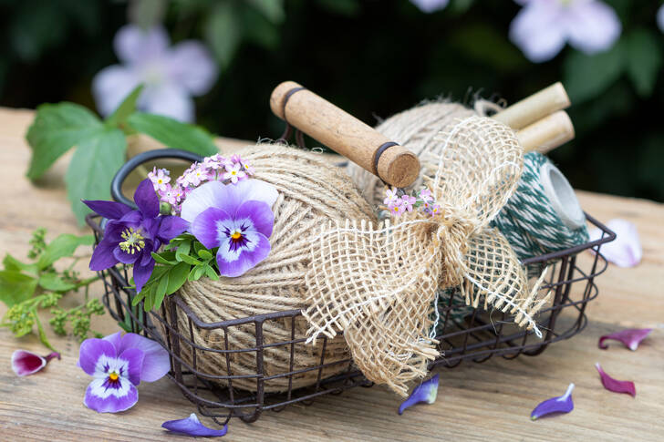 Клубок пряжі в кошику