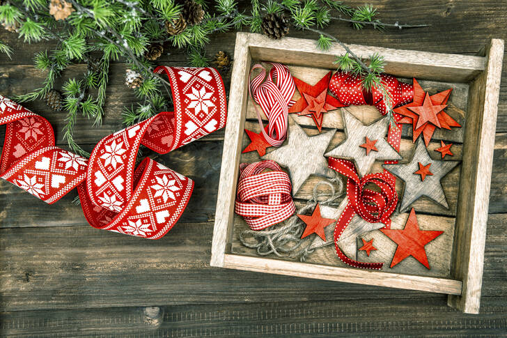 زينة وأشرطة عيد الميلاد