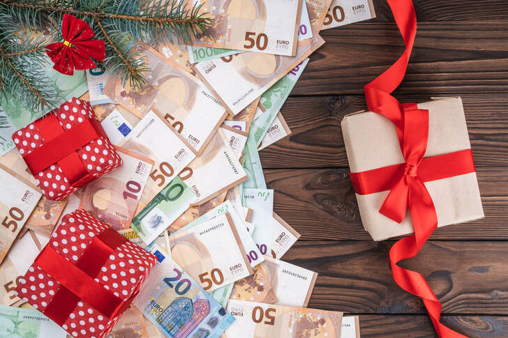 هدايا عيد الميلاد على الأوراق النقدية