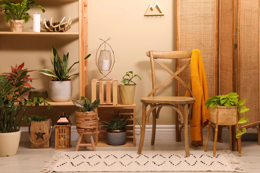 Interior kamar dengan furnitur kayu