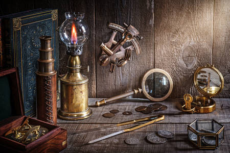Obiecte antice pe o masă de lemn