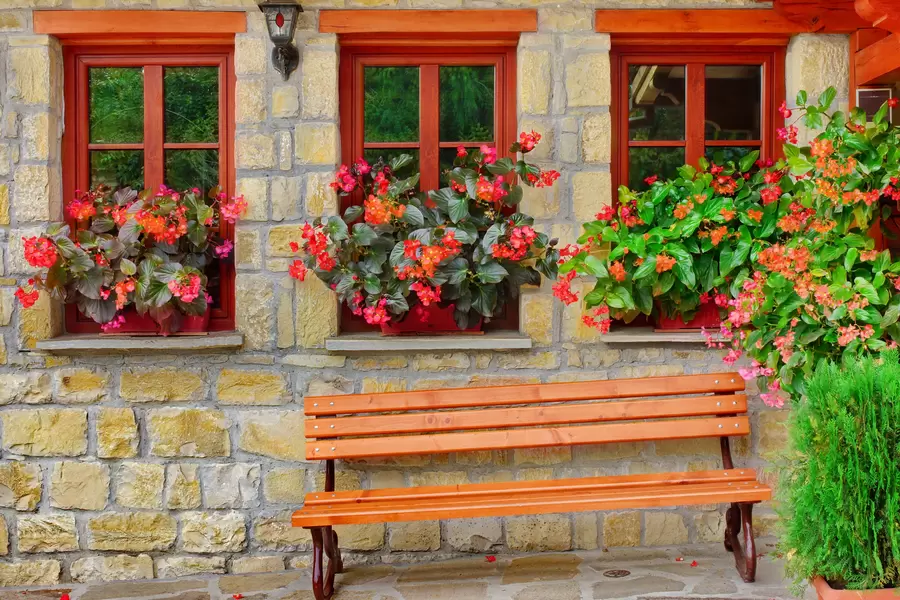 Stenen huis met bloemen