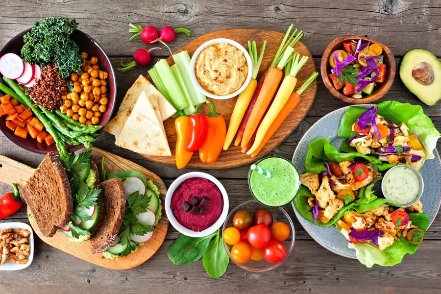 Plats avec des légumes sur la table