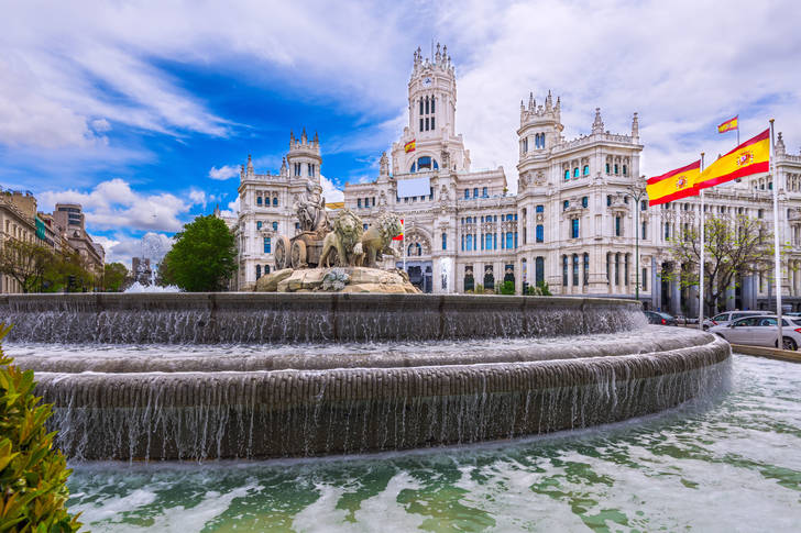 Fontænen Cibeles på pladsen i Madrid