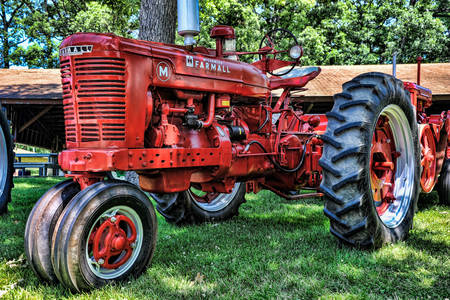Stary czerwony traktor
