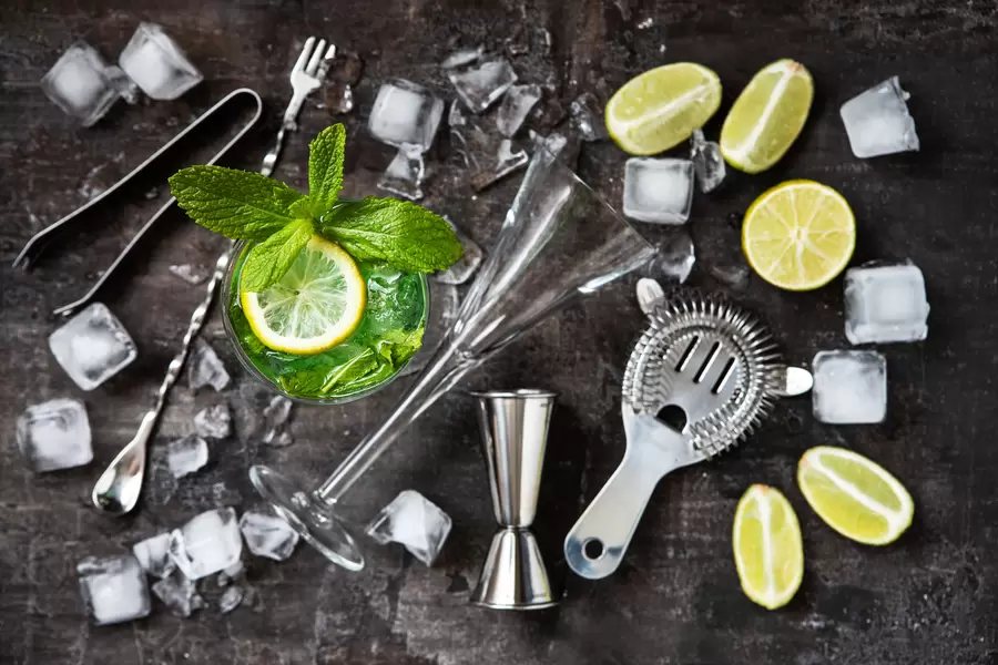 Mojito med mynta och bartillbehör