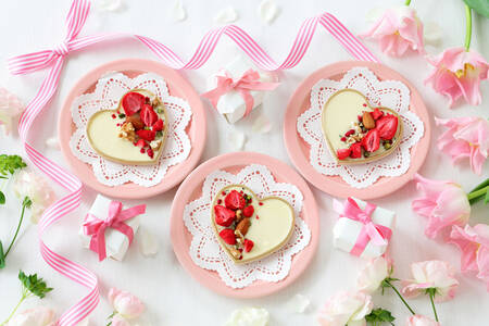Десерт с ягодами в форме сердца
