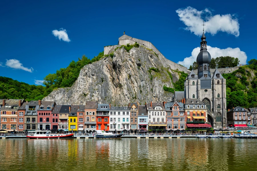 Dinan a orillas del río Mosa
