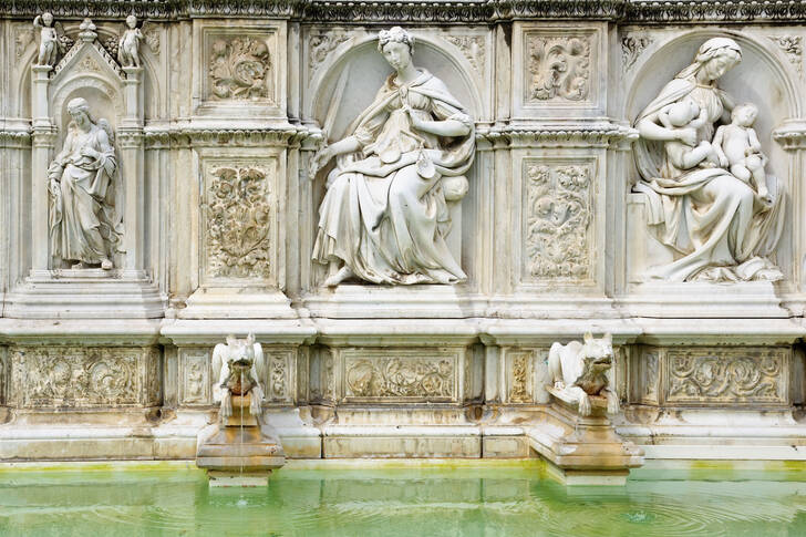Air Mancur Kebahagiaan di Siena