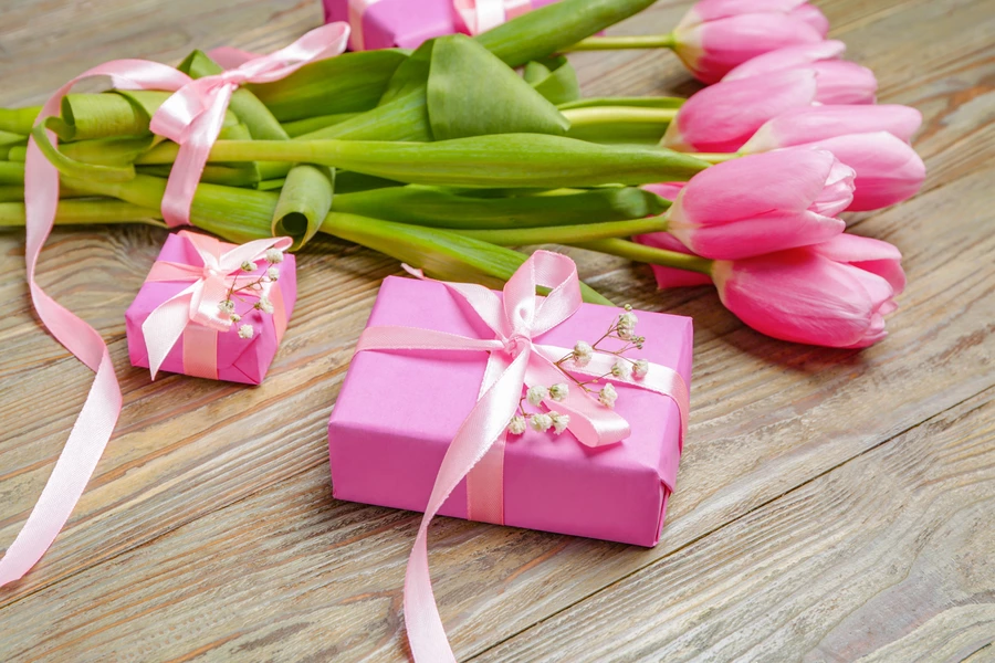 Cadeaux et tulipes