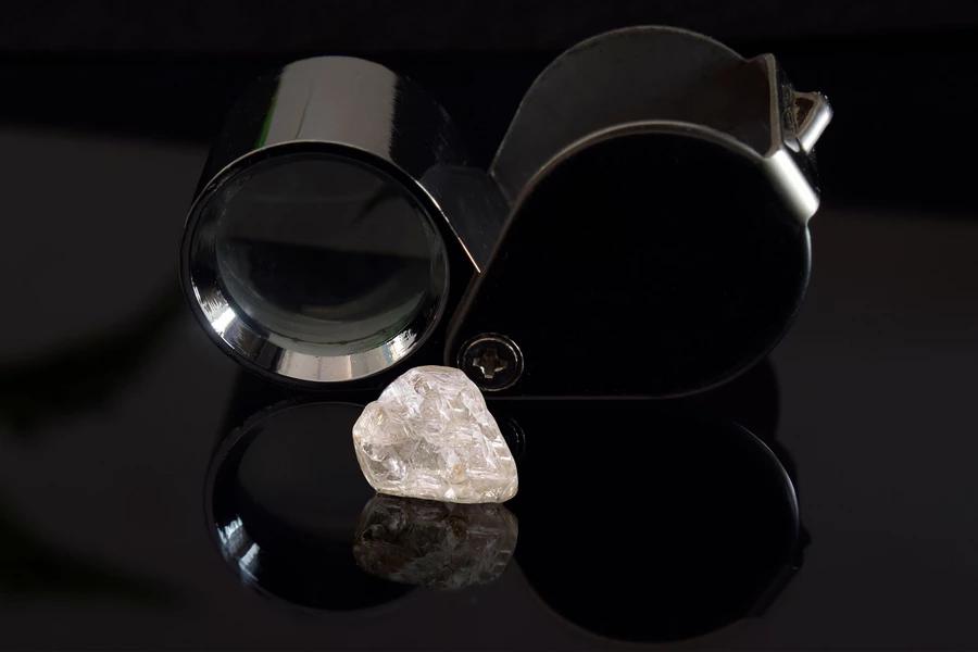 Diamant op een zwarte achtergrond