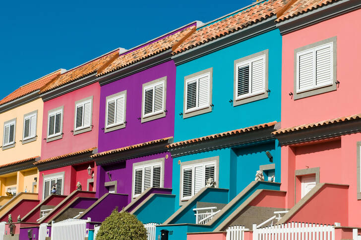 Fachadas multicolores de casas.