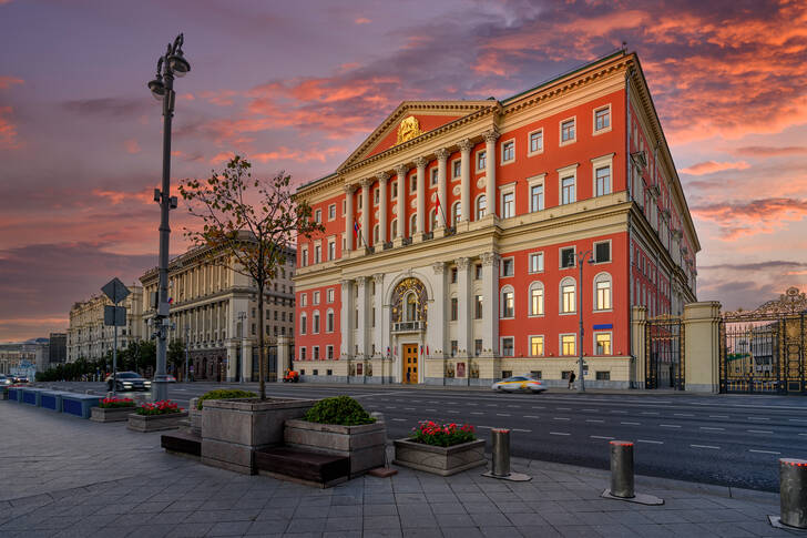 Blick auf das Gebäude des Moskauer Rathauses