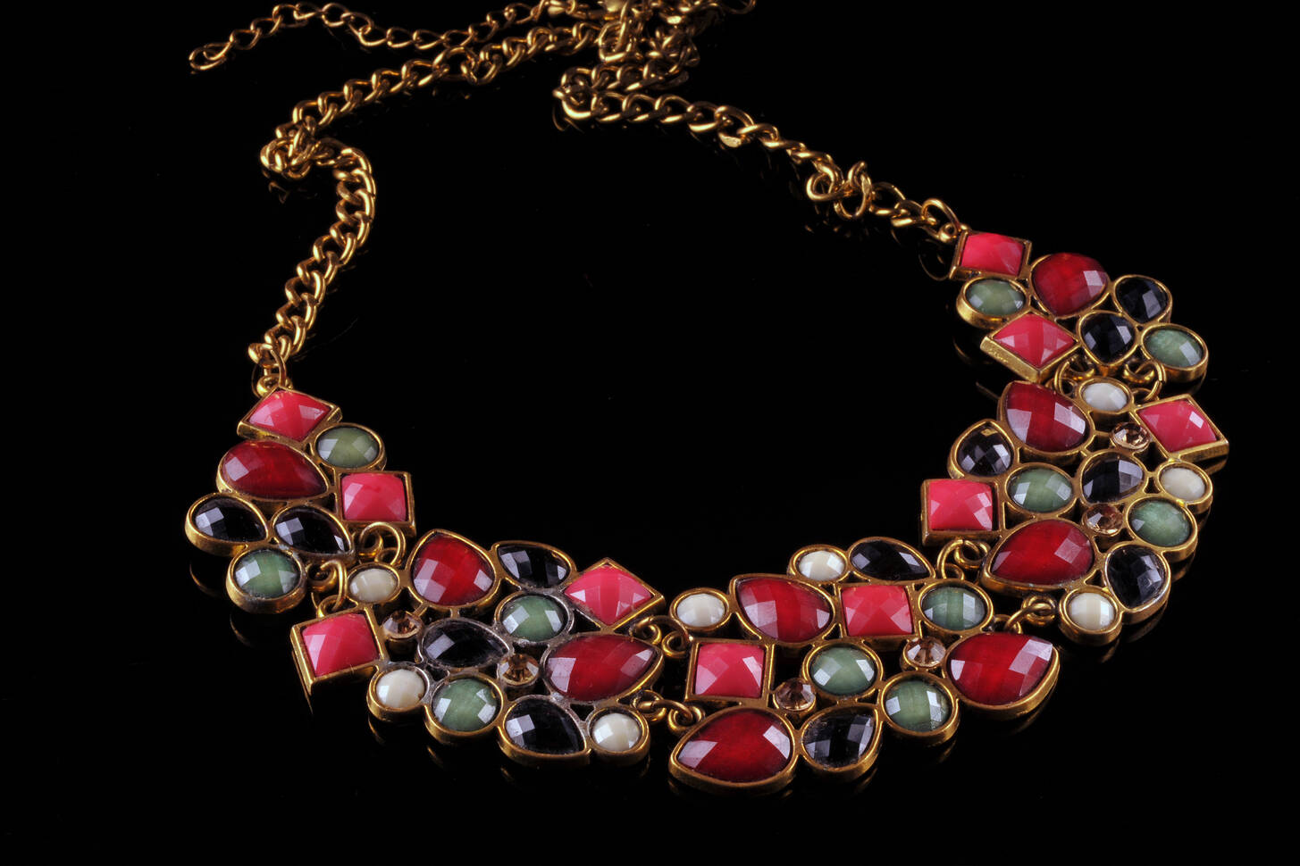 Necklace on a black background Jigsaw Puzzle (Stuff, Jewellery