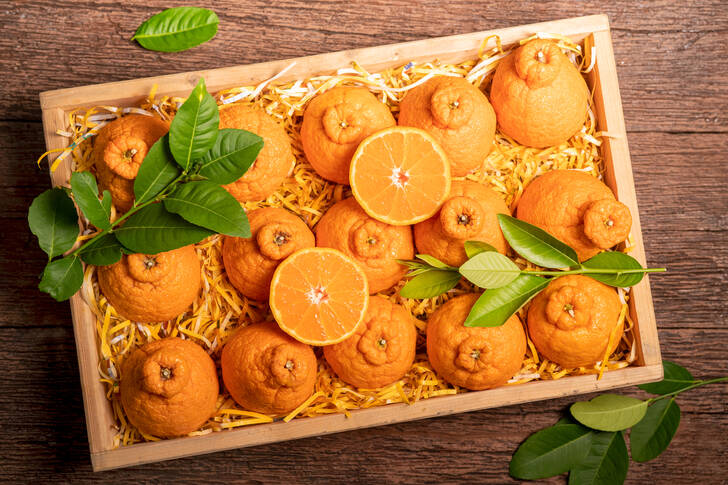 Апельсини в дерев'яному ящику